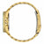 Vista laterale di un orologio da uomo color oro con corona e lunetta zigrinata