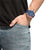 Herrenuhr am Handgelenk mit blauem Zifferblatt, roter Lünette und blauem Armband