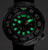Orologio da uomo con quadrante nero e indici luminescenti verdi, ghiera girevole per immersioni, cinturino in caucciù