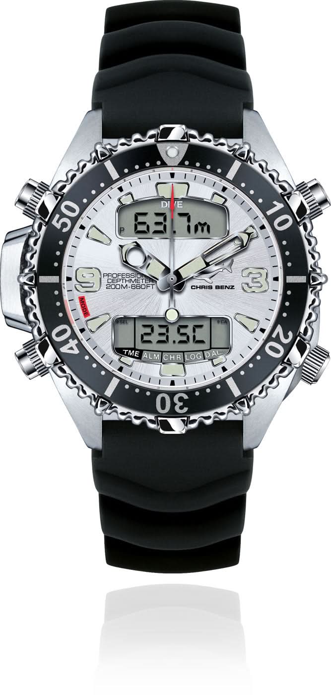 Digitale Herrenuhr mit schwarzem Kautschukband und silbernem Gehäuse, Display sichtbar