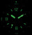 Quadrante dell'orologio con lancette e indici luminescenti verdi per le ore 12