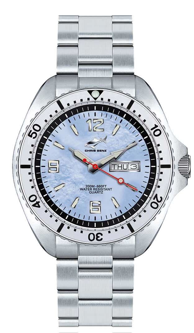 Orologio da uomo in acciaio inossidabile color argento con quadrante chiaro e lunetta zigrinata, bracciale a maglie