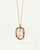 Collana a forma di U con lettera e pietre rotonde attorno al pendente a U color oro