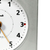 Ziffernblatt-Detail der Funk-Wecker Uhr mit orangefarbenem Zeiger