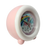 Kinderwecker seitlich, rosa/weißes Gehäuse mit rundem Zifferblatt im Detail.