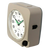 Analogwecker seitlich mit hellem Gehäuse; rundes Zifferblatt und grüne Zeiger sichtbar
