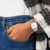 Orologio da uomo al polso con bracciale in acciaio inossidabile argentato e quadrante bianco
