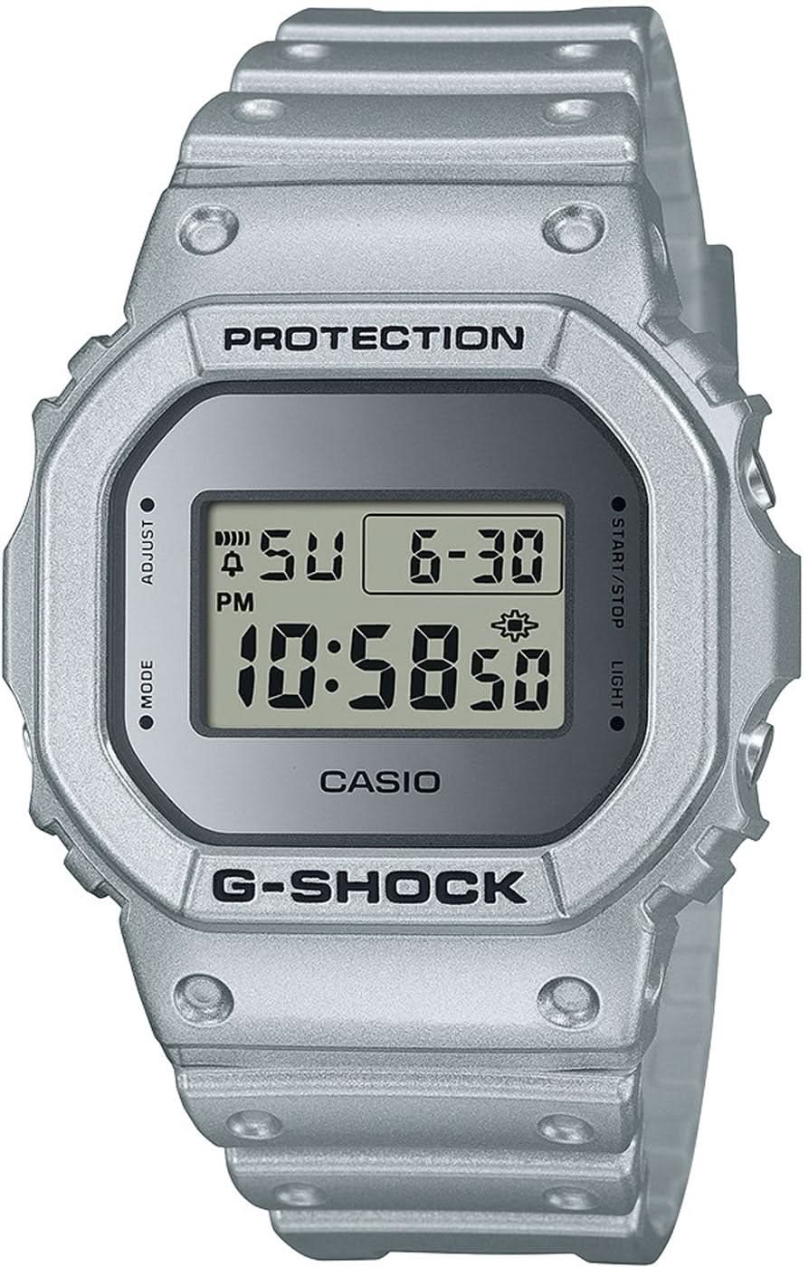 Orologio Casio G-SHOCK con cassa in metallo grigio, display digitale e cornice protettiva