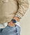 Orologio da uomo al polso con quadrante blu e cinturino in acciaio inossidabile.