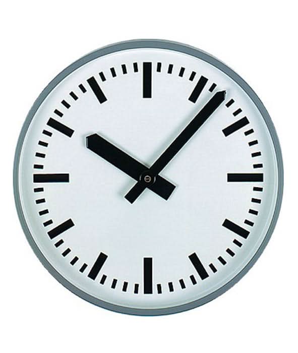 Orologio da parete rotondo in metallo con quadrante bianco, lancette nere e indici a bastone