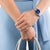 Orologio da donna al polso con quadrante blu e bracciale in acciaio inossidabile argentato
