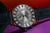 Herrenarmbanduhr Rückseite mit grauer Gravur und blauem Lederband