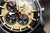 Primo piano del quadrante dell'orologio da uomo Vostok Europe con lancette e contatori crono rossi