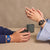 Orologio digitale da donna al polso con cinturino in plastica blu