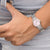 Orologio da donna al polso con cinturino in metallo argentato e quadrante rosa