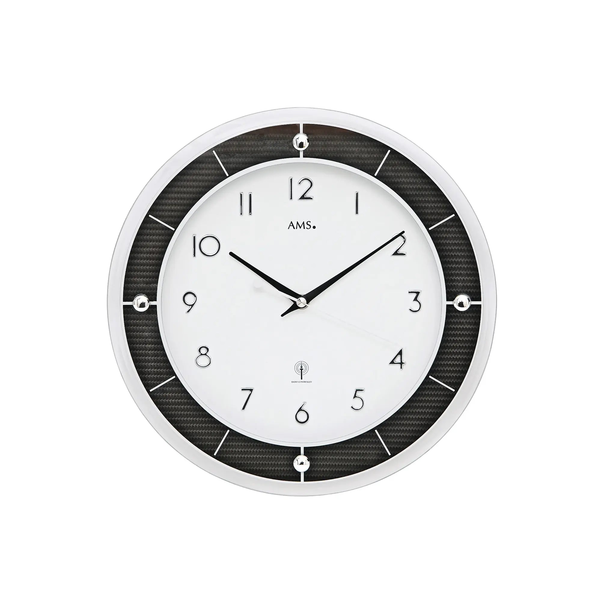 Wanduhr mit weißem Zifferblatt, schwarzen Zeigern und AMS-Schriftzug, Funkuhr