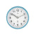 Analoge Badezimmer-Wanduhr: türkisfarbener Ring, weißes Ziffernblatt, AMS-Logo, Zeiger.