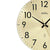 Runde Wanduhr mit goldfarbenem Zifferblatt, schwarzen Zeigern und Ziffern 7–12 im Detail
