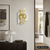 Wanduhr mit goldfarbenem Fassungsrahmen und gut lesbarem Zifferblatt an der Wand