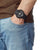 Orologio da uomo Casio G-SHOCK al polso con cinturino nero