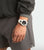 Orologio Casio G-Shock da uomo al polso con cinturino bianco e lunetta nera