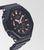 Orologio da donna G-Shock con cassa scura visto di lato: display digitale sul quadrante inferiore