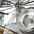 Vista laterale del movimento dell'orologio con grandi ruote metalliche e aste
