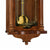 Orologio da parete in legno: sfera a pendolo color oro con ornamenti decorativi in metallo nella cornice.