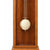 Orologio a pendolo da terra in legno con sfera pendolare sulla parte anteriore della porta chiusa