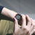 Orologio da polso Seiko da uomo con quadrante digitale scuro e lunetta con accenti rossi