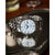 Orologio da donna con bracciale in acciaio inossidabile color argento, quadrante bianco, cassa sottile, vista ravvicinata