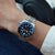 Seiko 5 Sports Herrenarmbanduhr am Handgelenk, blaues Zifferblatt, Metallband