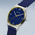 Orologio da uomo in primo piano: quadrante blu, cornice color argento, cinturino in tessuto blu