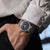 Orologio da uomo Seiko Presage al polso, quadrante blu, cinturino in metallo