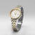 Orologio Seiko da donna di lato: cassa rotonda, quadrante bianco, bracciale bicolore in acciaio