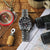 Seiko Herrenuhr mit silbernem Edelstahlband, schwarzem Zifferblatt und roter GMT-Zeiger