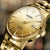 SEIKO Herrenarmbanduhr mit goldenem Zifferblatt, Indexstäben, Datumsfenster bei 6