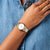 Orologio Seiko da donna al polso: quadrante bianco e cinturino bicolore in metallo
