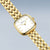 Orologio da donna con bracciale color oro e cassa quadrata arrotondata, quadrante bianco