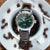 Orologio da uomo con quadrante verde, cassa argentata e cinturino in pelle marrone