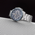 Silberne Herrenuhr mit blauem Zifferblatt, Chronographen-Anzeigen und Metallarmband