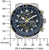 Herrenuhr mit dunklem blauem Zifferblatt, gelben Akzenten und Edelstahlarmband