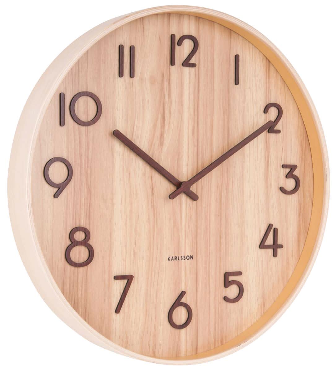 Orologio da parete in legno con quadrante in legno chiaro, numeri romani e lancette nere