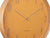 Quadrante di orologio da parete in legno in primo piano: arancione, numeri dorati, croce delle lancette