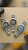 "Tre orologi digitali Seiko con bracciale in metallo, lunetta nera con accenti rossi e blu"