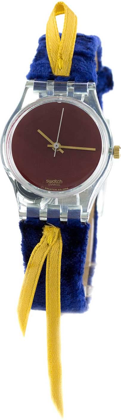 Orologio Swatch da donna con quadrante rotondo color vinaccia, cinturino in tessuto blu e nastri gialli