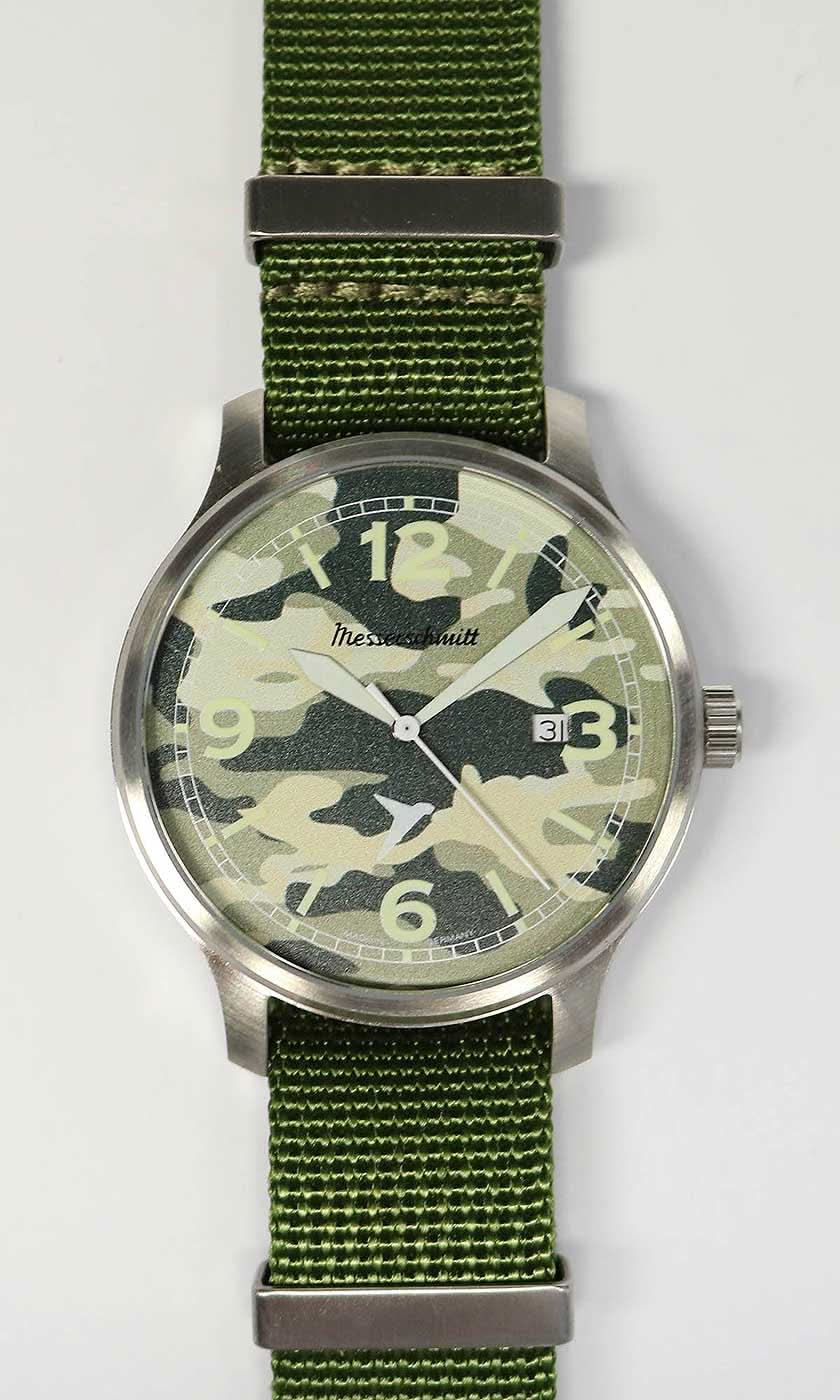 Messerschmitt Herrenuhr mit olivgrünem Stoffarmband und Tarnmuster-Zifferblatt