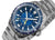 Herrenuhr mit blauem Zifferblatt, Edelstahlarmband und schwarzer Lünette im Schrägblick
