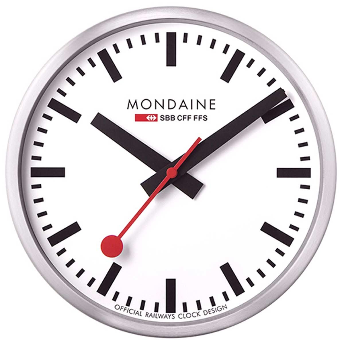 Wanduhr mit weißem Zifferblatt, schwarzen Stundenmarken und roten Zeigern, silberner Rahmen