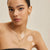 Collana color oro con ciondolo allungato, da indossare al collo